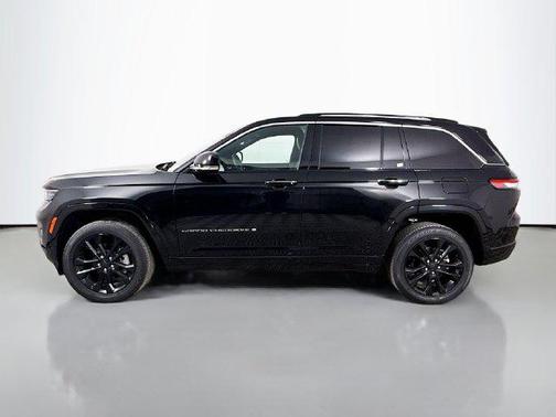 Diamond Black Crystal Pearlcoat 2023 Jeep Grand Cherokee Overland