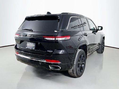 Diamond Black Crystal Pearlcoat 2023 Jeep Grand Cherokee Overland
