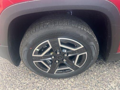 Red Hot Pearlcoat 2026 Jeep Cherokee Laredo 4x4