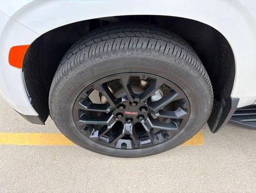 White Frost Tricoat 2023 GMC Yukon XL SLT