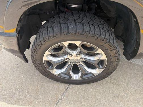 Diamond Black Crystal Pearlcoat 2022 RAM 1500 Limited
