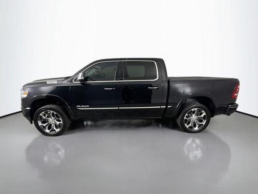 Diamond Black Crystal Pearlcoat 2022 RAM 1500 Limited