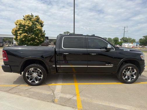 Diamond Black Crystal Pearlcoat 2022 RAM 1500 Limited