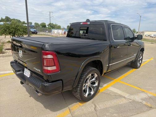 Diamond Black Crystal Pearlcoat 2022 RAM 1500 Limited