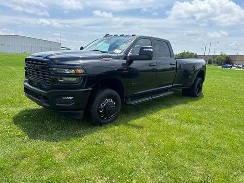 Diamond Black Crystal Pearlcoat 2025 RAM 3500 Big Horn Crew Cab 4x4 8' Box