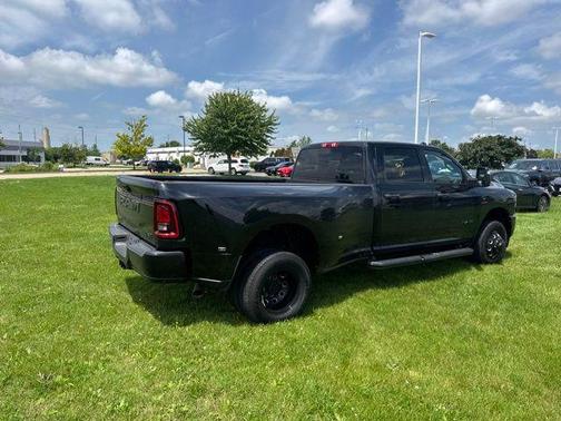 Diamond Black Crystal Pearlcoat 2025 RAM 3500 Big Horn Crew Cab 4x4 8' Box