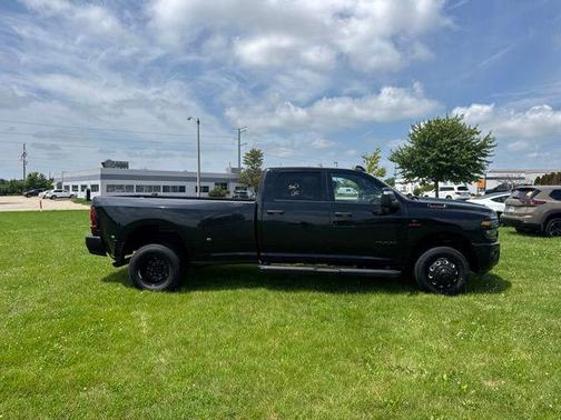 Diamond Black Crystal Pearlcoat 2025 RAM 3500 Big Horn Crew Cab 4x4 8' Box
