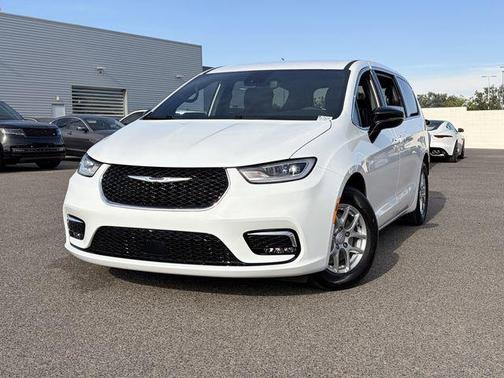 Bright White Clearcoat 2026 Chrysler Pacifica L
