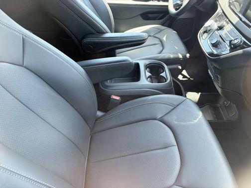 Bright White Clearcoat 2026 Chrysler Pacifica L