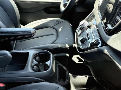 Bright White Clearcoat 2026 Chrysler Pacifica L