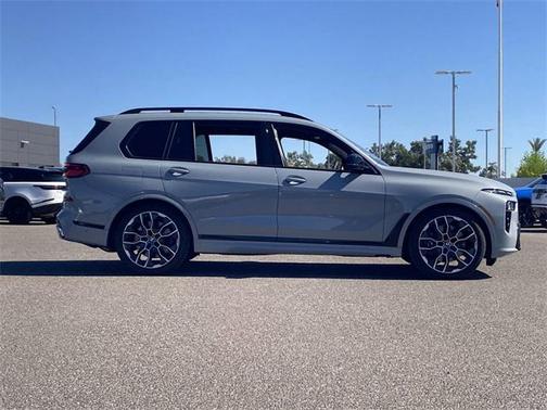 2025 BMW X7 M60i