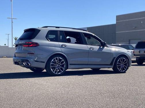 2025 BMW X7 M60i