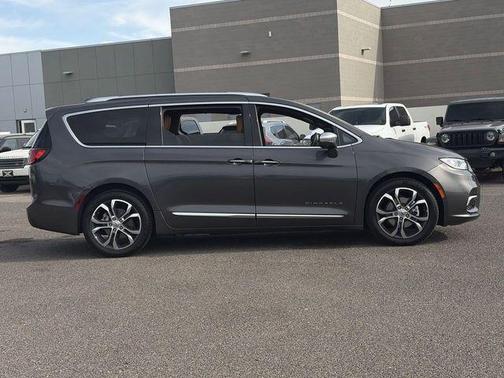 Granite Crystal Metallic Clearcoat 2022 Chrysler Pacifica L