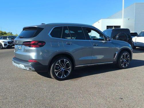 Skyscraper Grey Metallic 2026 BMW X5 xDrive40i