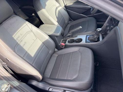 Platinum Gray Metallic 2022 Volkswagen Passat 2.0T SE