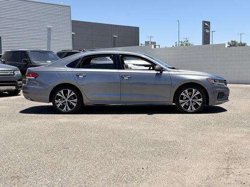 Platinum Gray Metallic 2022 Volkswagen Passat 2.0T SE