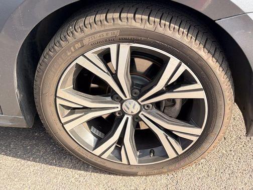 Platinum Gray Metallic 2022 Volkswagen Passat 2.0T SE