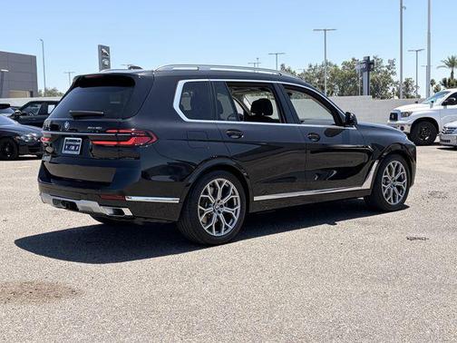 Black Sapphire Metallic 2023 BMW X7 xDrive40i