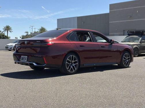 Aventurin Red Metallic 2023 BMW 740 i