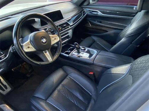 2022 BMW 740 i