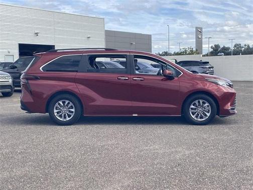 2023 Toyota Sienna XLE