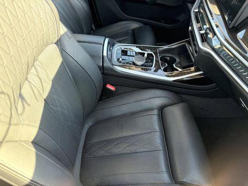 Alpine White 2026 BMW X7 xDrive40i