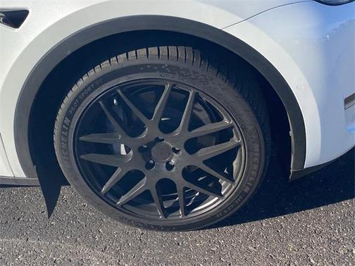 2022 Tesla Model Y Long Range Dual Motor All-Wheel Drive