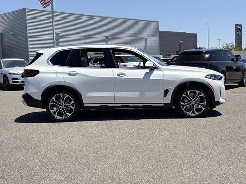 Mineral White Metallic 2026 BMW X5 sDrive40i