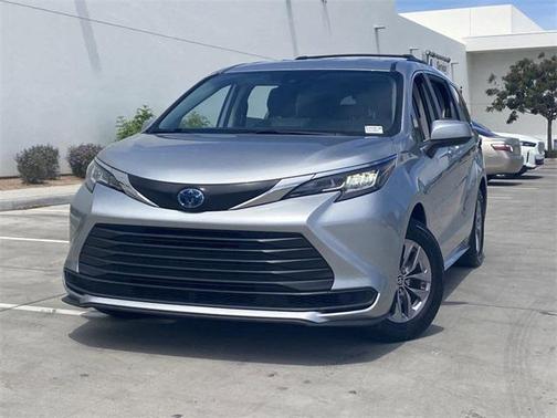 2022 Toyota Sienna LE