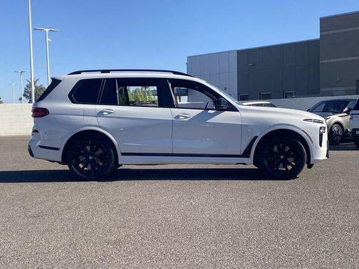 2025 BMW X7 M60i