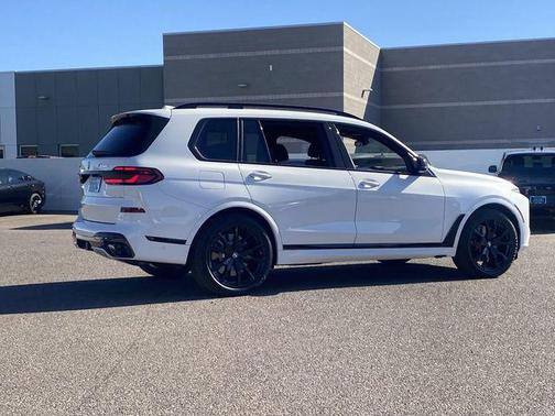 2025 BMW X7 M60i