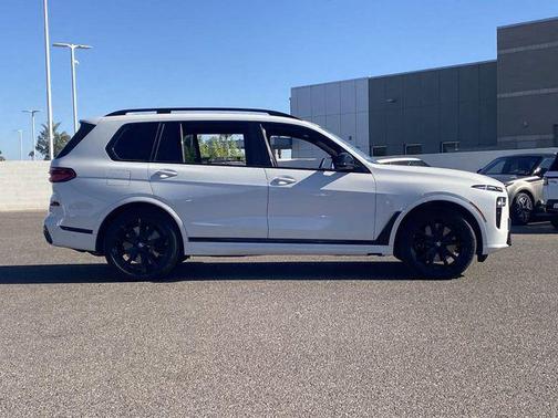 2025 BMW X7 M60i