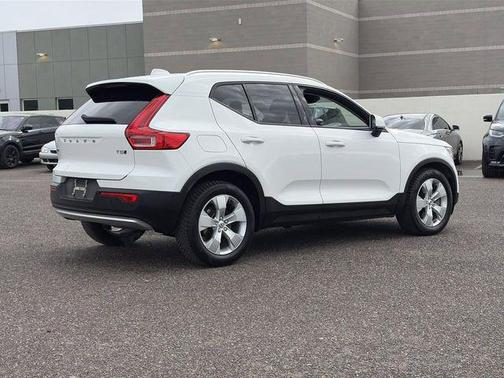 Ice White 2019 Volvo XC40 T5 Momentum