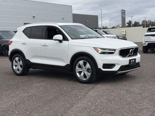Ice White 2019 Volvo XC40 T5 Momentum