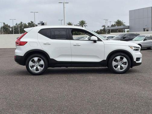 Ice White 2019 Volvo XC40 T5 Momentum