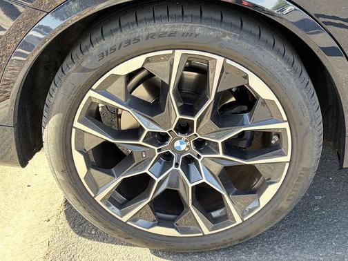 Carbon Black Metallic 2025 BMW X7 xDrive40i