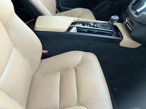 Denim Blue Metallic 2019 Volvo XC90 T6 Momentum