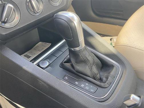 2015 Volkswagen Jetta Auto SE w/Connectivity/Navigation