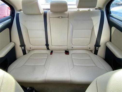 2015 Volkswagen Jetta Auto SE w/Connectivity/Navigation