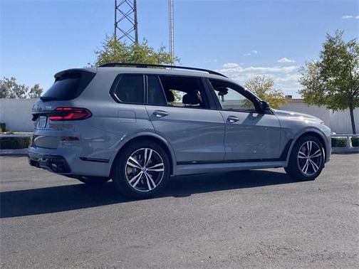 2025 BMW X7 M60i