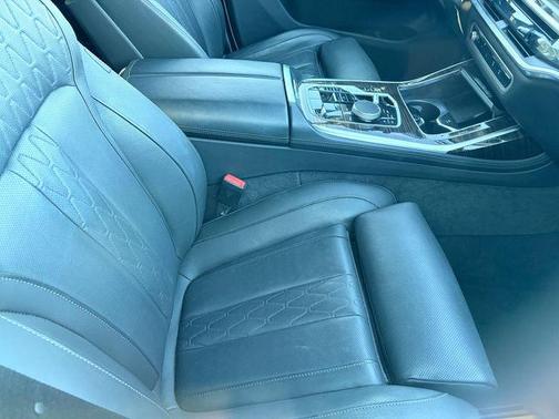 Mineral White Metallic 2026 BMW X7 xDrive40i