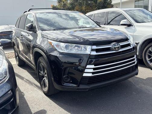 Midnight Black Metallic 2019 Toyota Highlander LE