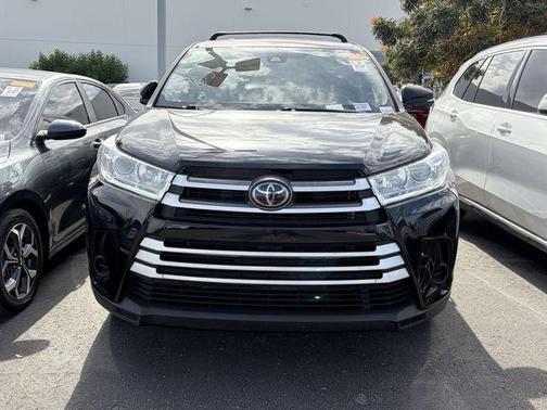 Midnight Black Metallic 2019 Toyota Highlander LE