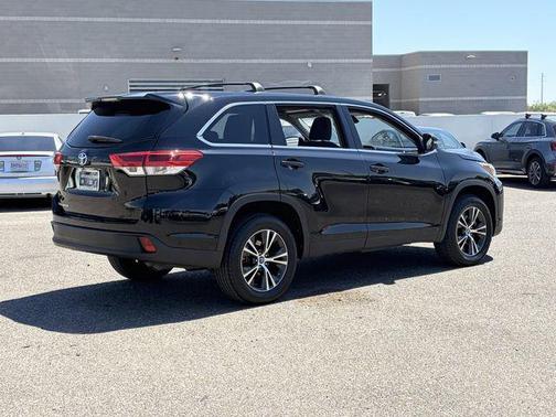 Midnight Black Metallic 2019 Toyota Highlander LE