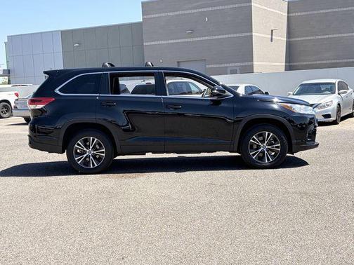 Midnight Black Metallic 2019 Toyota Highlander LE
