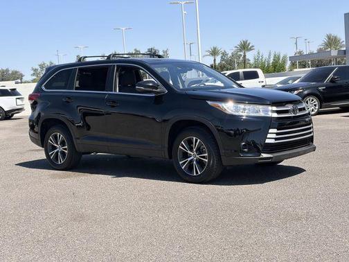 Midnight Black Metallic 2019 Toyota Highlander LE