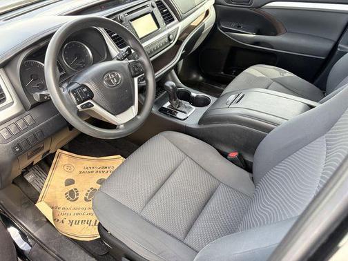 Midnight Black Metallic 2019 Toyota Highlander LE
