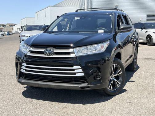 Midnight Black Metallic 2019 Toyota Highlander LE
