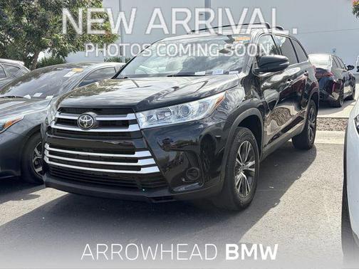 Midnight Black Metallic 2019 Toyota Highlander LE
