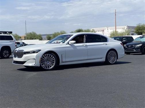 Photo 2 of 32 of 2021 BMW 740 i